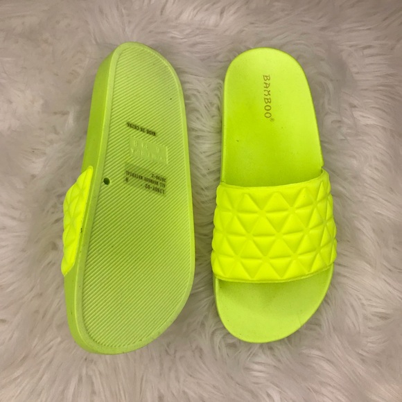 🆕 Rylie Neon Yellow Quilted Slide - Picture 5 of 8